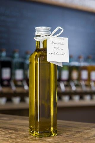 Kräuter der Toskana auf Olivenöl